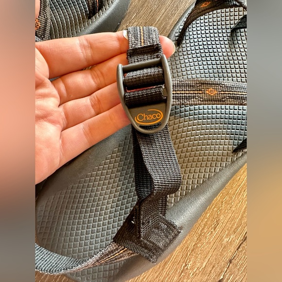 NWOT Grey Z/2 Classic Chaco Sandals with Orange Pattern - Picture 4 of 9
